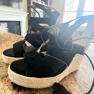 Brand new wedge shoe.